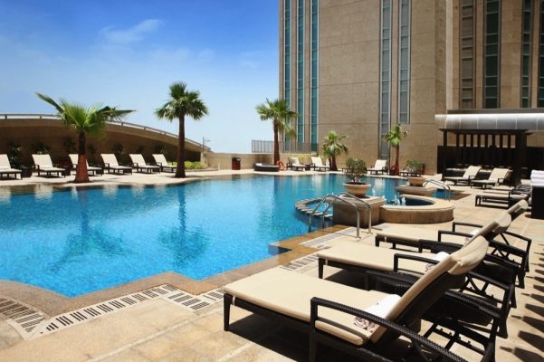 استمتع بأجواء حماسية بجانب المسبح في فندق سوفيتيل أبو ظبي كورنيش