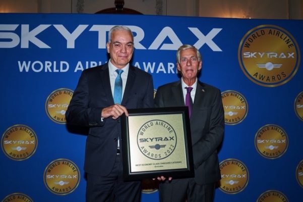 طيران الإمارات تقطف ثلاثاً من جوائز سكاي تراكس 2022