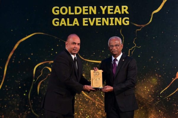 <strong>طيران الإمارات تتسلّم جائزة رئيس المالديف الذهبية للسياحة</strong>