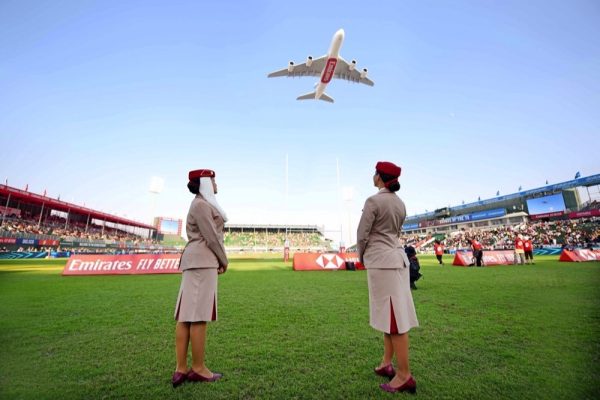 طيران الإمارات تستعرض في أجواء بطولة الرجبي احتفالاً بعيد الاتحاد