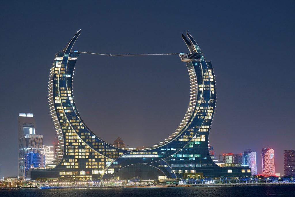 تسجيل رقم قياسي في قطر للمشي على أطول حبل مضيء بالعالم