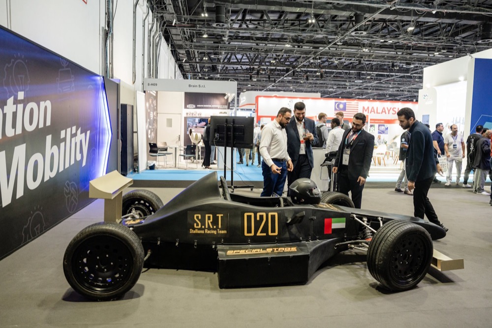 طلاب جامعة أبوظبي يستعرضون سيارةفورمولا 1الكهربائية الحائزة على عدة جوائز في معرض أوتوميكانيكا دبي 2023      