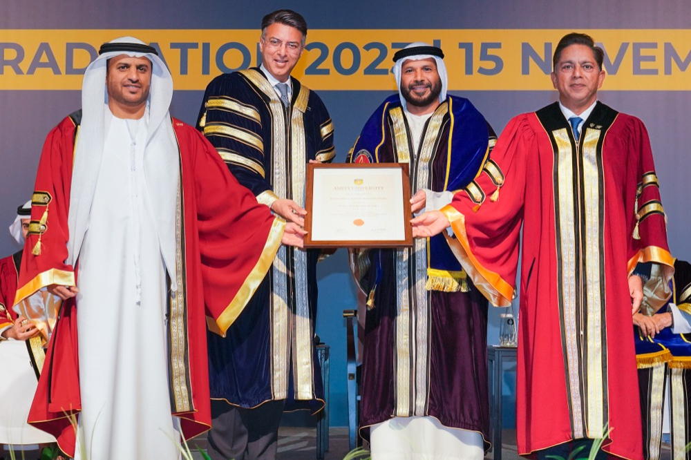 منح الدكتوراه الفخرية لسعادة مروان أحمد بن غليطة وسعادة عبد السلام المرشدي في حفل تخرج جامعة أميتي دبي