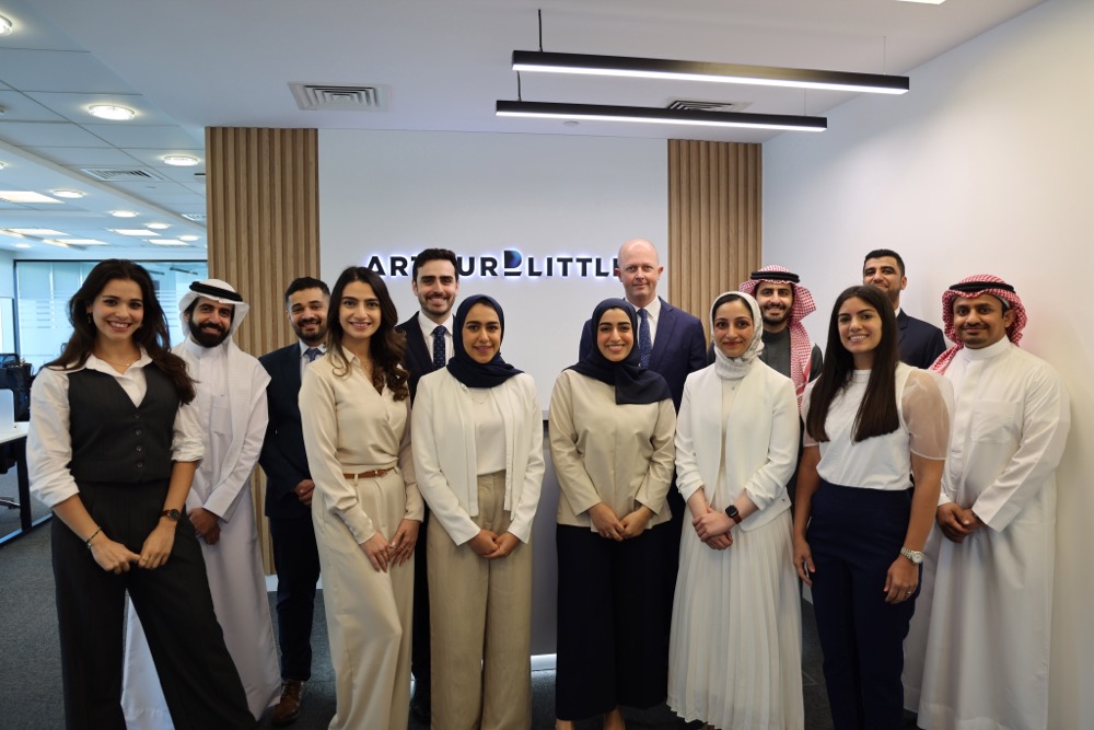 آرثر د. ليتل تحتفل باليوم العالمي للمرأة في مكتب جديد بالبحرين نصف موظفيه من النساء  البحرينيات