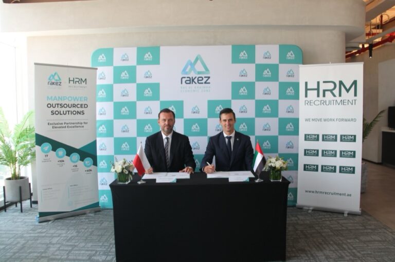 RAKEZ-Chief-Experience-Officer-Ian-Hunt-right-and-CEO-of-HRM-Recruitment-Jacek-Tadeusz-Dona-Rospedowski-during-the-MoU-signing-2
