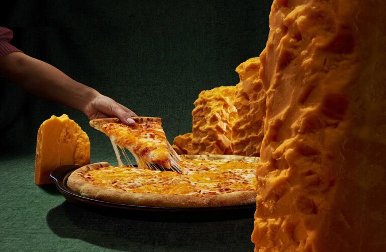 Papa-Johns-New-Cheddar-Innovation-Image-5