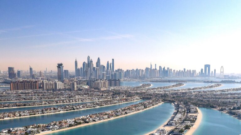 Rory McIlroy Swings From the Roof of Atlantis The Royal, Dubai