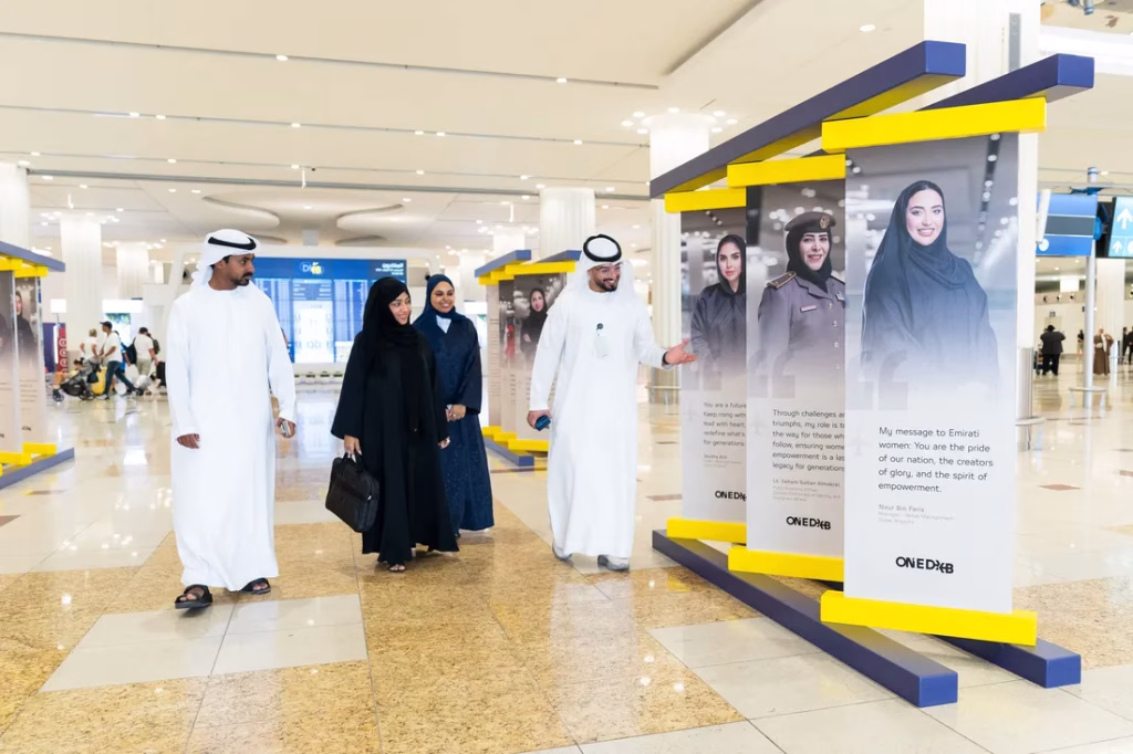 احتفاءً بالذكرى العاشرة ليوم المرأة الإماراتية وتحت شعار هذا العام "يداً بيد نحتفي بالخمسين"، افتتحت مطارات دبي معرض الصور الفوتوغرافية