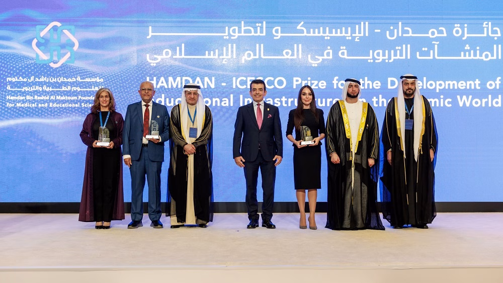 كرّم الشيخ راشد بن حمدان بن راشد آل مكتوم الرئيس الأعلى لمؤسسة حمدان بن راشد آل مكتوم للعلوم الطبية والتربوية، في